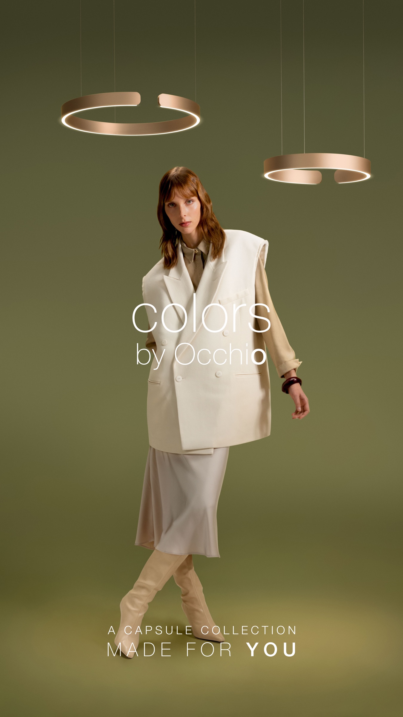 Colors by Occhio – Sabbia pendant lights with model in cream outfit