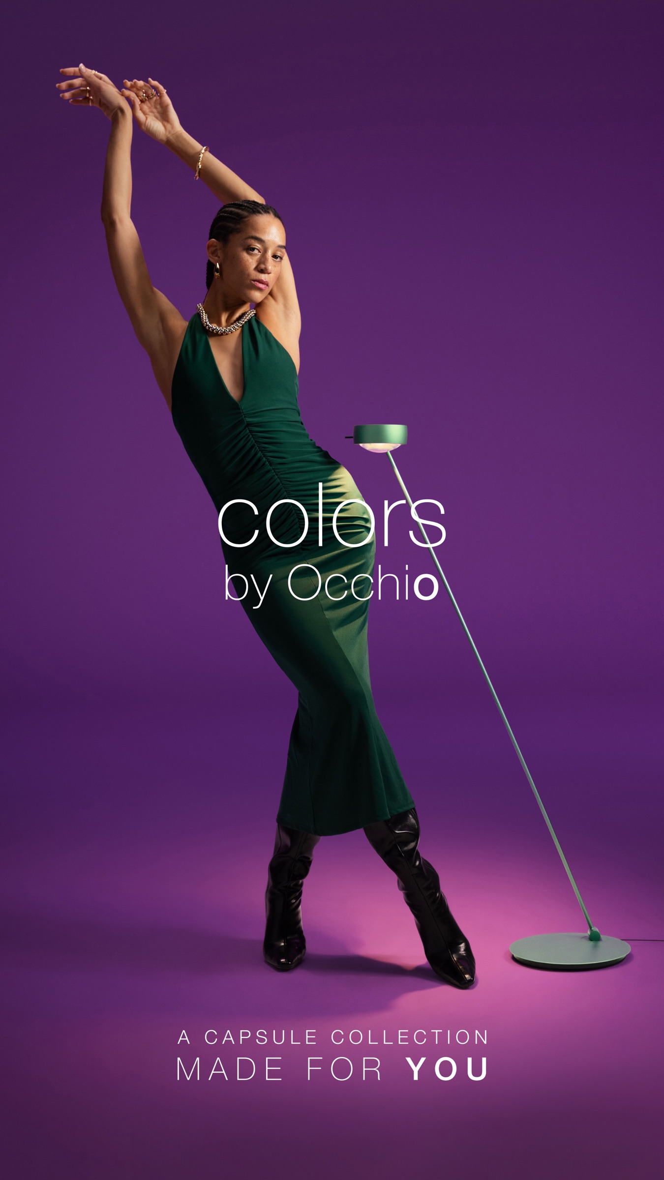 Colors by Occhio – Verde floor lamp with model in green dress